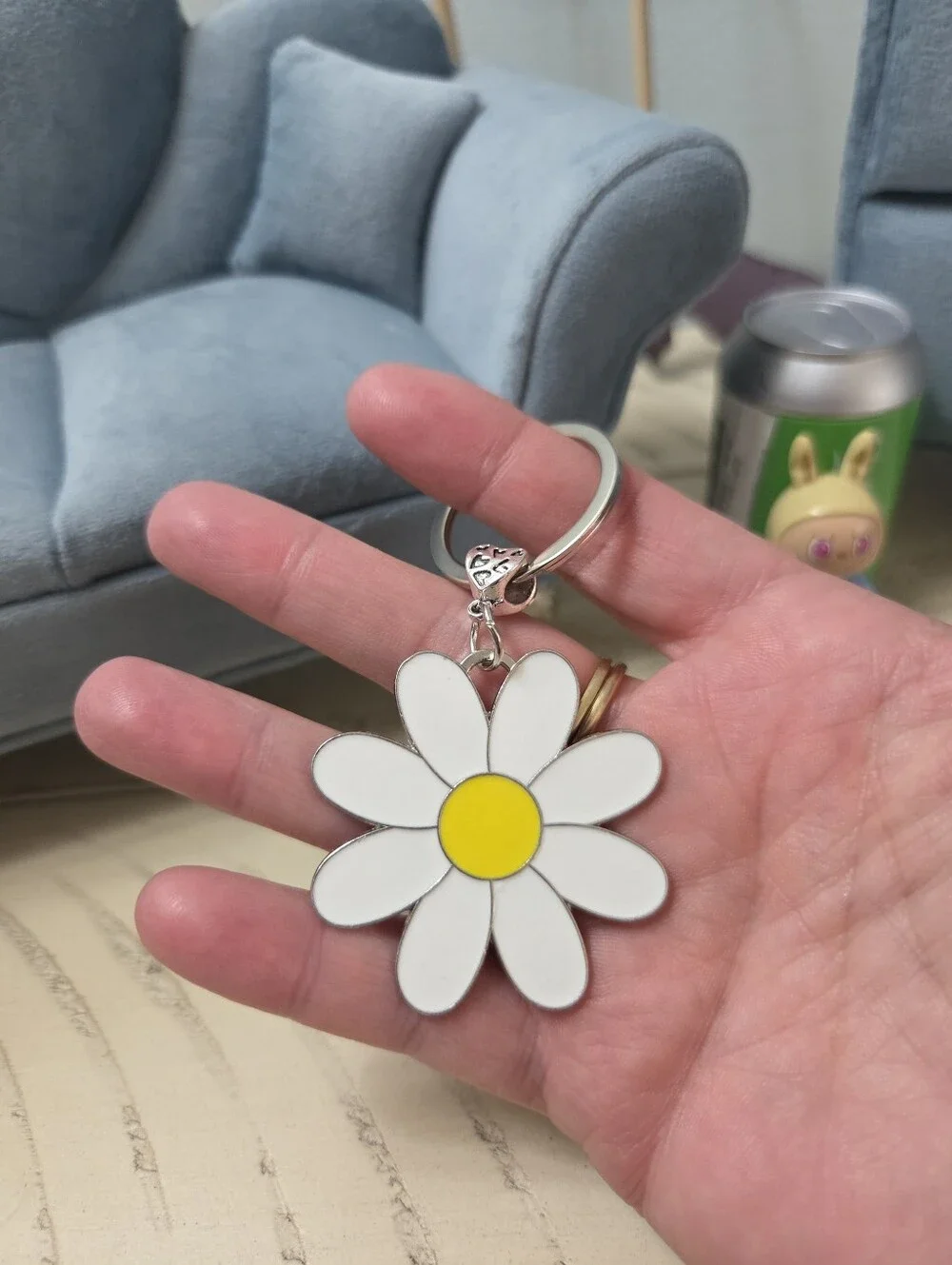 (BUY NOW)Silver White Daisy Enamel Keychain Bag Charm, NEW